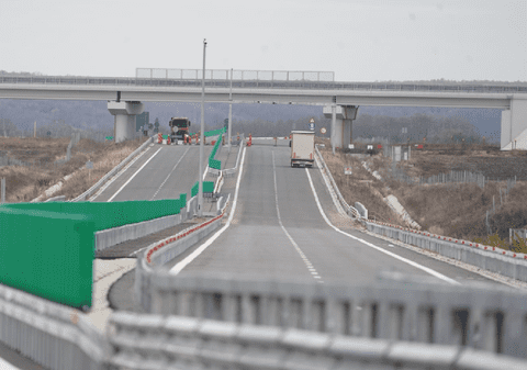 TIR-urile care nu vor putea circula pe DN7 și A2 spre mare și munte de Paște și trafic restricționat pe A7 joi, până la ora 12:00