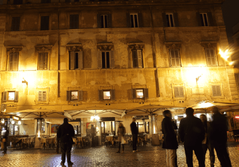 Un român a vrut să plătească nota cu bani falși, a bătut până la leșin patronul unui local din centrul Romei și a fost arestat