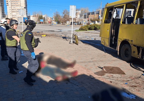 Rușii au atacat cu drone un autobuz cu civili, în Nikopol: Patru oameni au murit și 16 au fost răniți