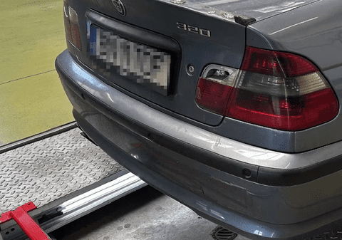 Un șofer român a rămas fără mașină și riscă 26 de zile de închisoare pentru o amendă de 2.800 de euro, în Elveția: „Un miracol că mai putea fi condusă”