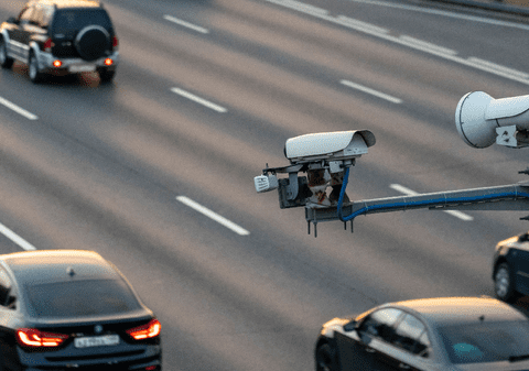 O șoferiță a depășit cu doar 1 km/h limita de viteză, pe un drum din Italia, și a primit amenda acasă după un an