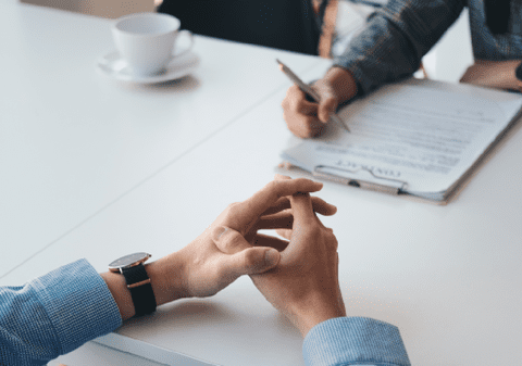 Un tânăr cu diplomă în informatică a trimis peste 100 de CV-uri și nu îl angajează nimeni: „Toți cer experiență, dar de unde să o iau?”