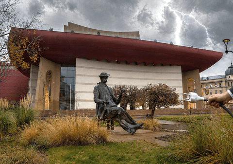 Contract de 329.927 euro cu Teatrul Național din București. Cine le dă curent actorilor