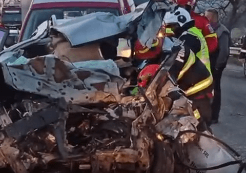 Un șofer a murit pe loc pe DN17, în Bistrița, în urma unui accident grav cu un autobuz: alți doi oameni au fost răniți