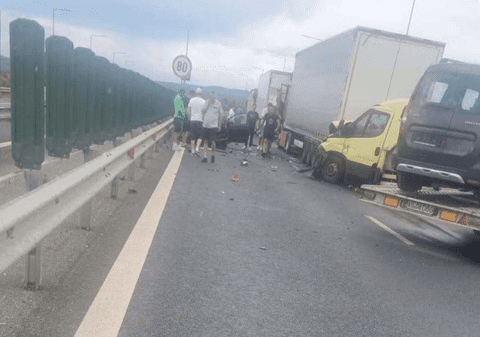 Trafic blocat pe autostrada A1 în județul Timiș după un accident cu patru vehicule. O femeie a fost transportată la spital