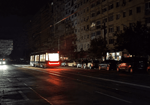 Primul oraș din România care stinge iluminatul public după miezul nopții. Primarul, după avalanșa de critici negative: „Este simplu să nu-ți pese de nimic, să stai tolănit cu o bere în față”