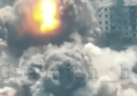 Ucraina a lovit cu bombe de precizie o bază militară rusă. Imagini din satelit arată distrugeri importante I VIDEO