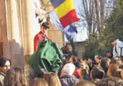 Inspectorii acuza directorii, iar elevii fac mitinguri