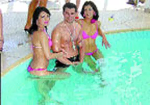 Petreceri in bikini la 'Bleu Ciel'