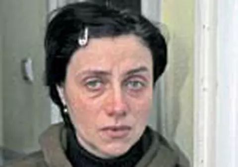 Si-a gasit fetita moarta in tomberon 