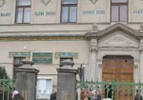 Injunghiata in cabinetul directoarei