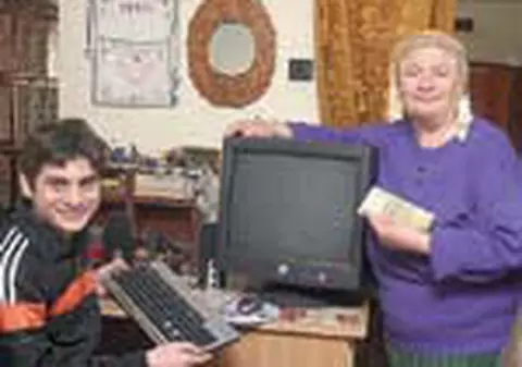 Computer si bani pentru un baiat orfan