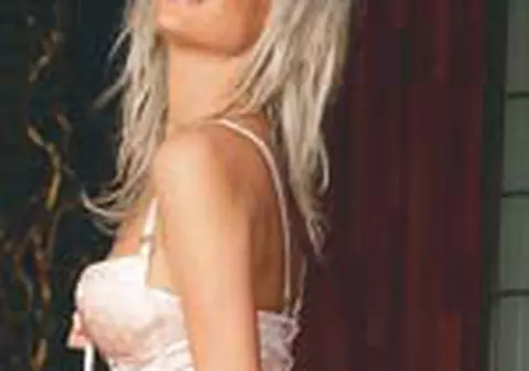 RENUNTA LA BANI CA SA STEA CU IUBITUL