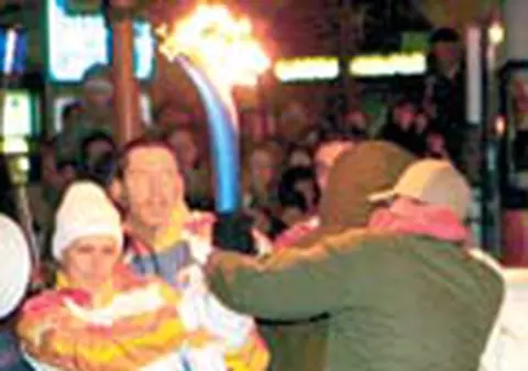 A vrut sa fure flacara olimpica