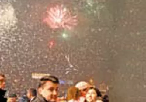 Presedintele a baut sampanie in Piata Universitatii si a dansat la Sinaia