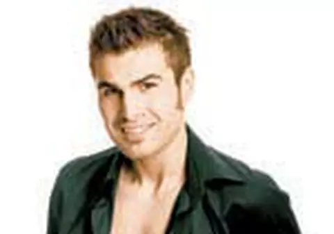 Adi Mutu isi arata muschii de pe abdomen in 'Men's Health'