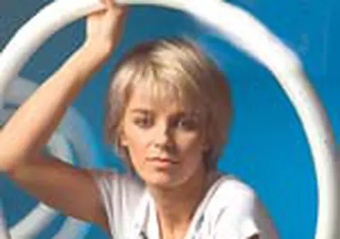 Gianina Corondan scrie versuri pentru copii