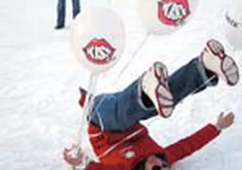 Vali Barbulescu a descoperit: se poate patina si 'pe spate'