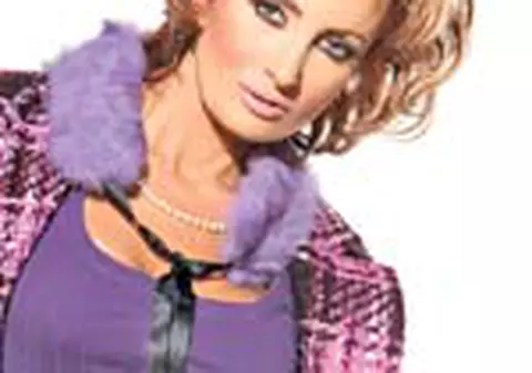 DANIELA ISI PREPARA SALATA DE ANANAS