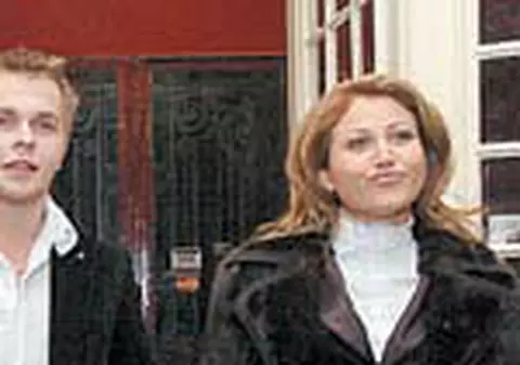 Codin 'o traduce' pe Ferent cu una dintre prietenele ei