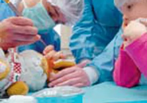 Papusile stricate, 'operate' la spital