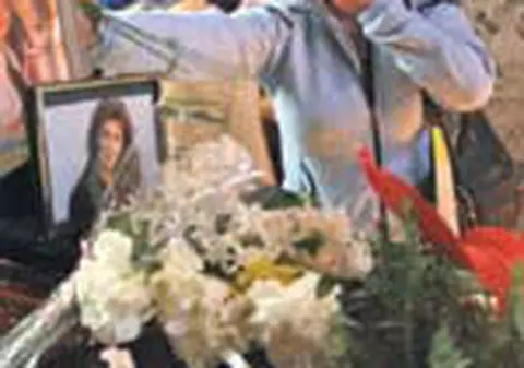 Romanii si-au luat adio de la Laura