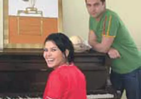 MIKI CANTA LA PIANINA IN BALCON