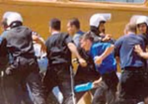 Jandarmii si caii lor, scut in fata golanilor de pe stadion