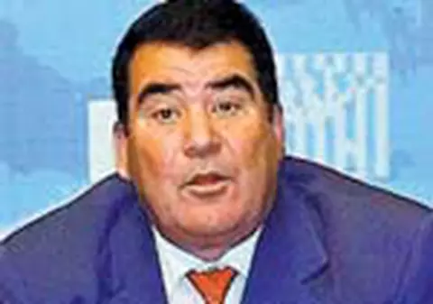 Statui din aur pentru liderul turkmen