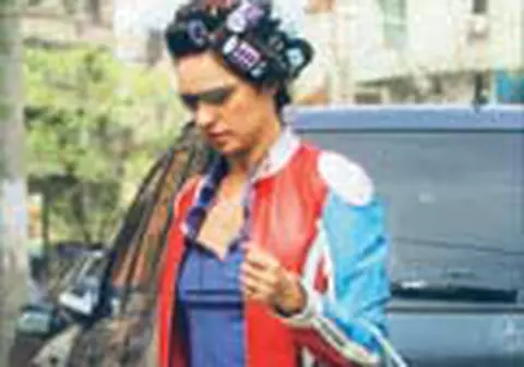 Andreea Marin, cu bigudiurile pe strada