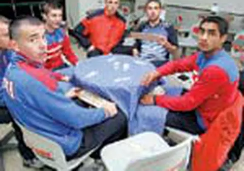 Stelistii s-au distrat la ping-pong si biliard