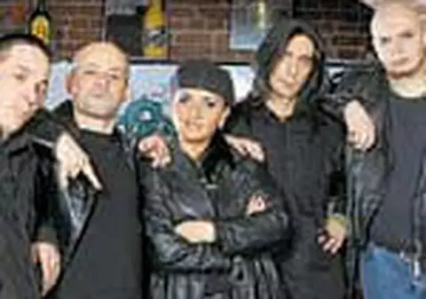 Elena, ex Ho-Ra, are trupa de rock