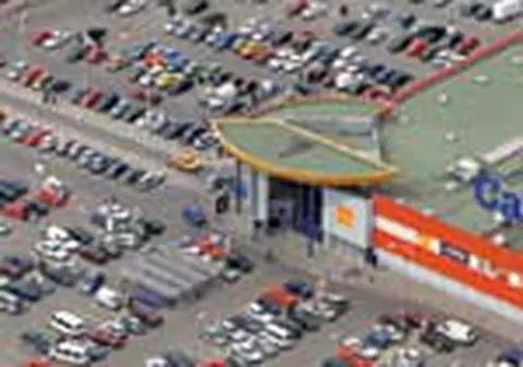 Parcarile magazinelor, raiul hotilor de masini 