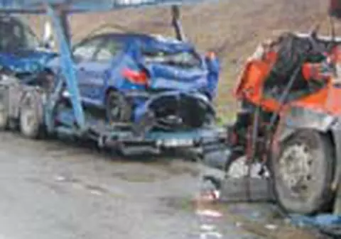 Masini de lux, distruse de o groapa