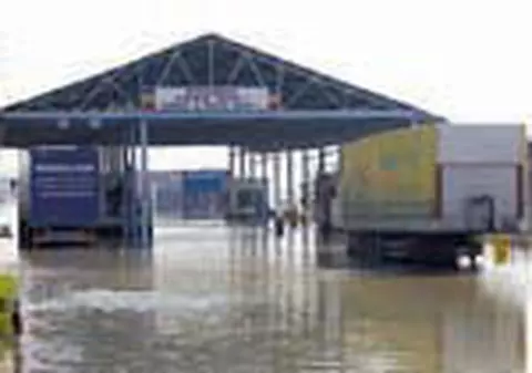 Digurile de la Dunare au inceput sa paraie