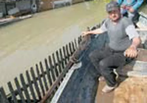 'Hainele au ramas pe sarma si cratitele sunt pe aragaz'