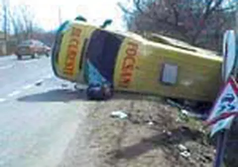 Un microbuz plin cu pasageri s-a rasturnat intr-un sant