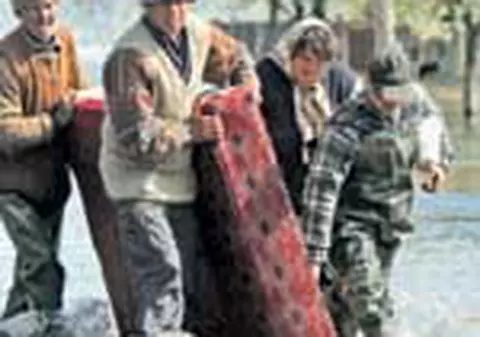 4.000 de doljeni evacuati si peste 100 de gospadarii sub ape