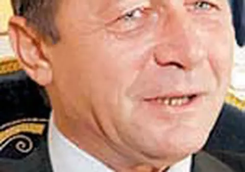 Basescu vrea lampi cu petrol