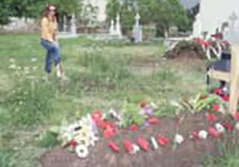 Doua morminte pentru Carcotasi