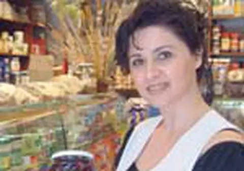 Luminita si-a deschis 'alimentara' in Coslada