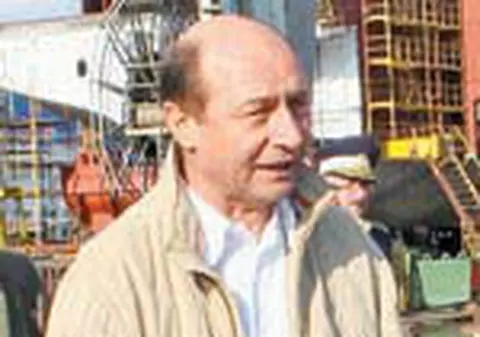 Basescu mananca numai gratar de pui, adus de sotie