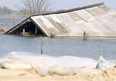 Dunarea curge iar pe ulitele satelor