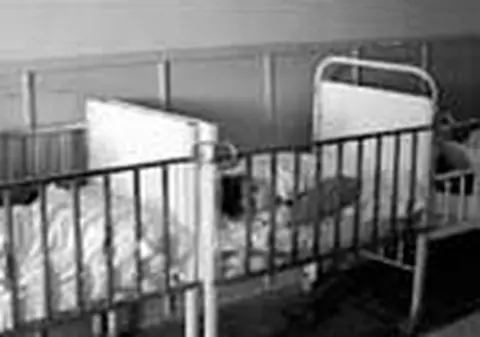 'Orfanii din Romania traiesc legati de paturi'