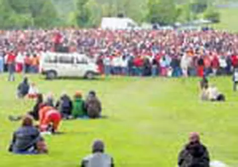 Spirala yoghinilor tine cat un meci de fotbal