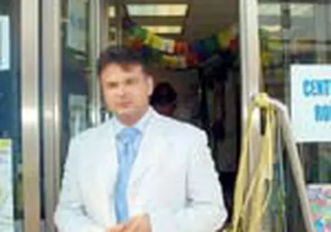 Un deputat asculta ofurile romanilor din Spania 