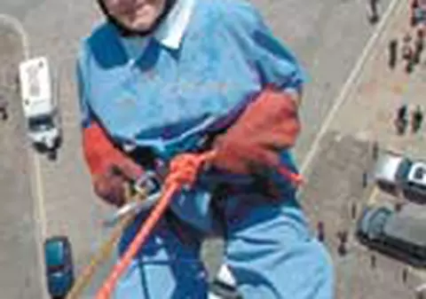 Escaladeaza cladiri la 92 de ani