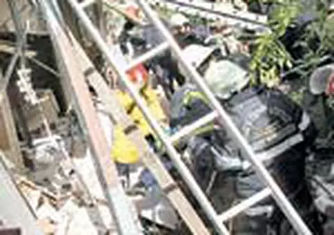 Ingropati de vii sub peretele casei daramate