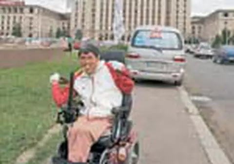 Sud-coreean pe scaun cu rotile prin Romania