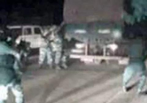 Benzinari opriti cu focuri de arma